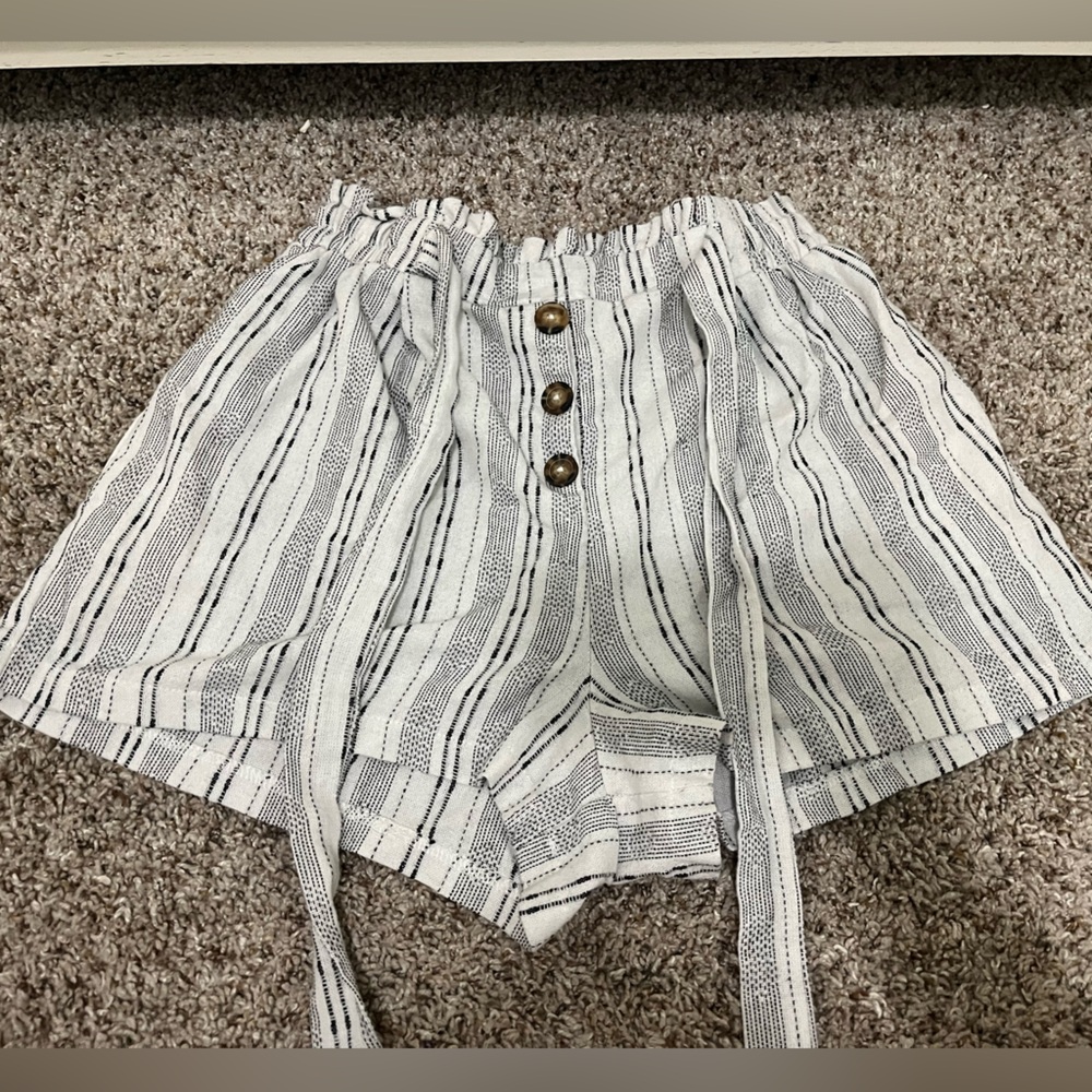 Sienna Sky shorts (size Medium)